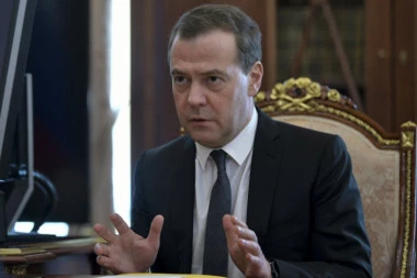Medvedev o vakcini protiv korone: Trebalo bi da se koristi istovremeno širom sveta, niko ne želi da mu komšija baci virus bombu u dvorište