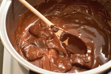 JEDNOSTAVAN I JEFTIN KOLAČ KOJI SE NE PEČE! Napravite čokoladne kocke od samo DVA SASTOJKA!