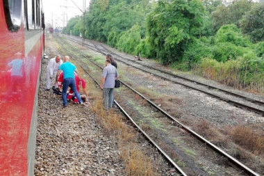 Nesreća u Leskovcu: Dečak koji se trkao sa vozom zadobio povrede opasne po život!