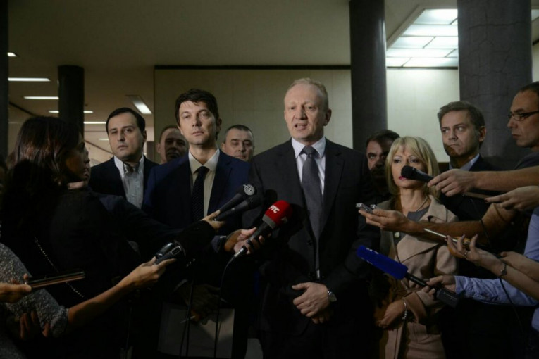 (FOTO) BAHATO I NEODGOVORNO: Đilas pred početak sednice objavio zašto Veselinovića neće isključiti iz SZS