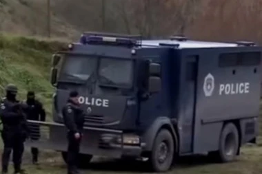 TENZIJE NA KOSOVU: Policija pod punim NAORUŽANJEM brani Srbima da stignu na Gazimestan
