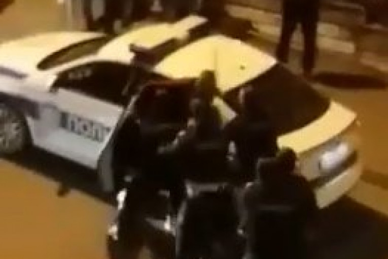 (VIDEO) Ugljaninova omladina napala policiju ispred SNS-a
