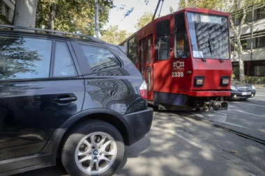 Nesvakidašnje čukanje: Sudarila se dva tramvaja na Bulevaru, 10 osoba povređeno