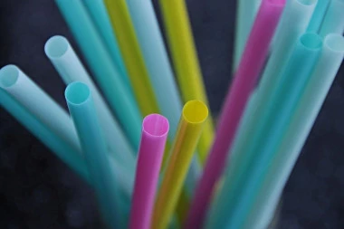 Novi zakon u Engleskoj: Zabranili prodaju plastike za jednokratnu upotrebu!
