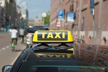 (VIDEO) Saslušan taksista koji je pokušao da PROBIJE KORDON POLICIJE, predložen pritvor
