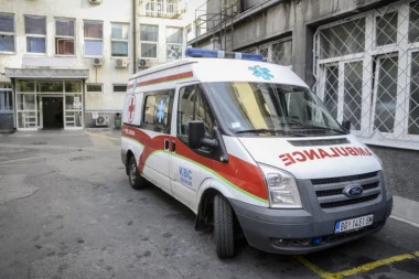 VOZILO SLETELO SA PUTA: Teška nesreća na Ibarskoj, jedna osoba povređena