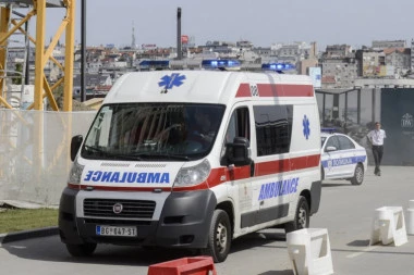STRAVIČAN UDES U UGRINOVCIMA: Hitna pomoć i vatrogasci izašli na teren, povređene voze na Urgentni