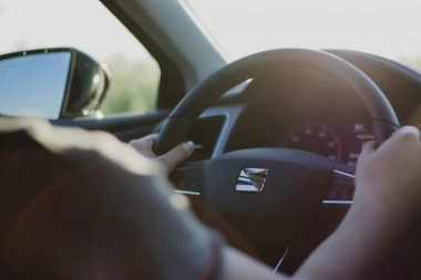 (VIDEO) DIVLJAČKA VOŽNJA KROZ BEOGRAD: Pogledajte kako bahati vozač juri 100 na sat zaustavnom trakom!