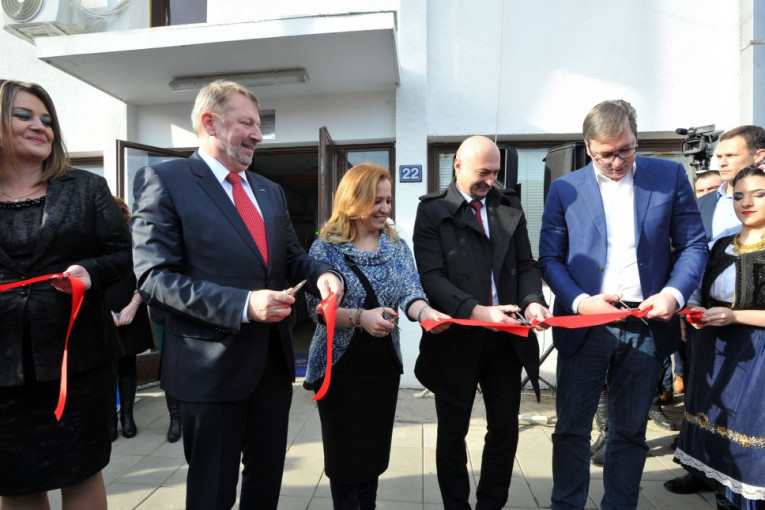 (FOTO) Svečano otvorena fabrika u Trsteniku: Predsednik dao veliko obećanje građanima