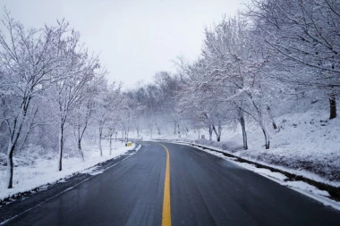 AMSS UPOZORAVA: Potreban oprez u vožnji zbog mogućeg snega i leda