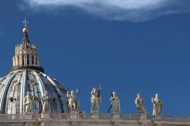 NEĆE VIŠE DA BUDE KATOLIK: Influenserka izbačena iz Vatikana zbog izazovne odeće!