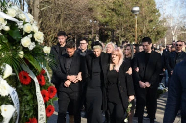 Godinu dana od smrti Divne Karleuše: Jelena skrušena bolom sa članovima porodice odala pomen!