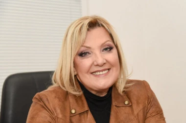(FOTO) Snežana Đurišić ostala bez plave kose: Pevačica šokirala OGROMNOM promenom!
