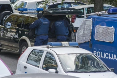 EKSPLOZIJA NA DORĆOLU: Bačena bomba na kafić, oštećena fasada i automobili!