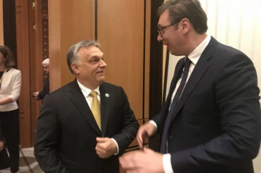 (VIDEO) BEZ RUKOVANJA: Vučić i Orban demonstrirali kako se pravilno pozdravlja za vreme epidemije
