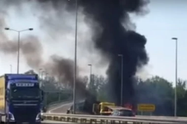 SUDARILA SE DVA KAMIONA KOD VELIKE PLANE: Jedan potpuno izgoreo u plamenu, saobraćaj se odvija otežano