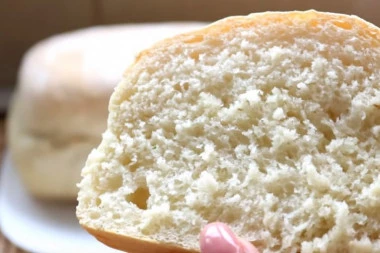 Nema potrebe da se baca stari hleb: Uz ovaj recept napravite preukusan obrok