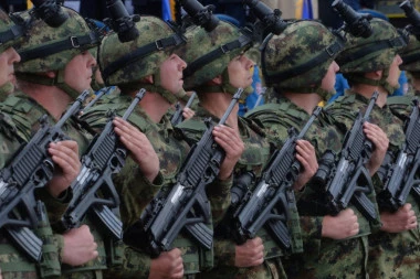Ministarstvo odbrane: Vojska Srbije počela obezbeđenje prihvatnih centara u Šidu