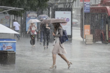 KAO DA JE NOVEMBAR! U Beogradu lila kiša kao iz kabla: Jak pljusak pogodio prestonicu, ODJEDNOM SE SVE SMRKLO!