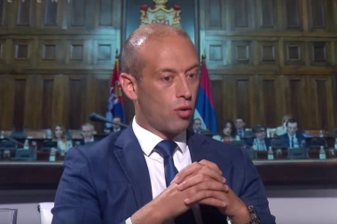 KENA PLJUJE PO OPOZICIJI: Žele da nastave sa pljačkom naroda!