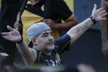 (VIDEO) Maradona uhvatio plavušu za ruku i zaplesao: Sevnula gola zadnjica slavnog Argentinca!