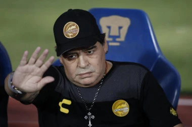 ARGENTINSKI BOG FUDBALA PONOVO U LUDOJ AKCIJI: Maradona upao na  teren sa rotacijom!