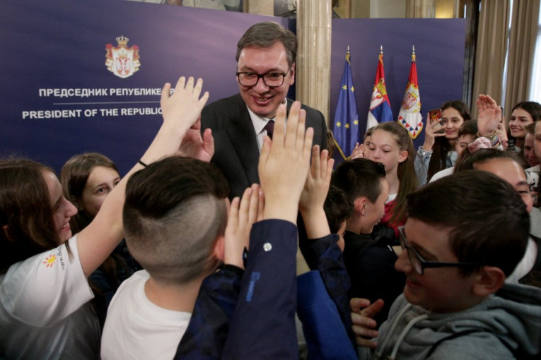 Predsednik Vučić sa srpskom decom iz dijaspore: Budite najbolji ambasadori svoje zemlje i vratite se jednom u otadžbinu
