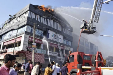 Požar u tržnom centru na Čukarici