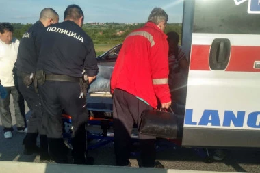 Stravična nesreća kod Aleksandrovca: Autom udarili u drvo i upali u reku, lekari se bore za život žene!