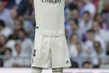 Pokazali veličinu: Real i Milan se oprostili od Kobija, Ramos nosio dres