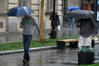(VIDEO) SASTAVILI SE NEBO I ZEMLJA! Nevreme u Beogradu: Pucali gromovi, kiša pljuštula, a sunce sija
