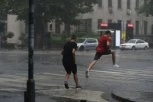 KIŠNE RADOSTI U BEOGRADU: Njima ni potop ne može ništa - skinuli majice, pa po pljusku uradili nešto što je SVE ŠOKIRALO (VIDEO)
