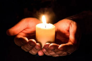 Protest protiv bahatih vozača: Nišlije duboko pogođene pogibijom dečaka i muškarca, palili sveće na mestu tragedije!