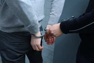 UHAPŠEN DILER U BEOGRADU: Policija mu u kesi pronašla kilogram amfetamina!