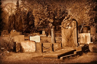 U Srbiji mrtve sahranjuju u dvorištima! Praistorijski kult koji i dalje živi kod našeg naroda