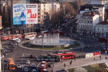 Udes na Slaviji: Sudarili se tramvaj i automobil! Potpuni kolaps na kružnom toku