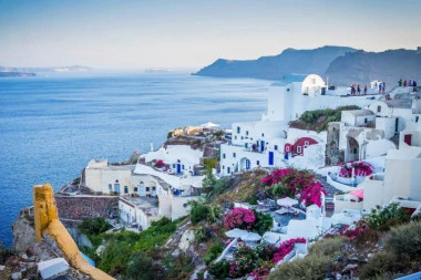 (FOTO, VIDEO) Šta da radite ako ne možete u Grčku na more? Ovaj gospodin je došao na originalno rešenje