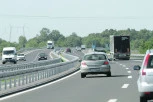 SUDAR DVA AUTOMOBILA I AUTOBUSA KOD VELIKE PLANE: Sudar na auto-putu, saobraćaj ka Beogradu otežan