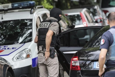 (VIDEO) Drama u Francuskoj! Naoružani napadač drži taoce u banci