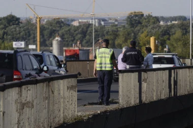IZBEGNUTA TRAGEDIJA: Muškarac pokušao da skoči sa Pančevačkog mosta, policija ga u tome sprečila