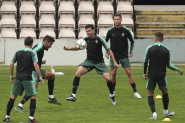 STRAVIČNE VESTI: Portugalskom fudbaleru se bore za život nakon što je pao sa litice visoke 40 metara!