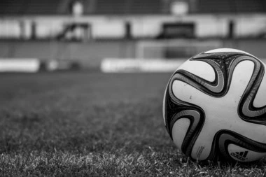 Tragedija: Fudbaler preminuo usred utakmice, kola hitne pomoći gurali redari