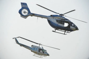 (VIDEO) Dva policajca teško povređena u padu helikoptera na zgradu u Hjustonu