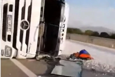 KATASTROFA NA AUTOPUTU! Kamion probio ogradu: Saobraćajka napravila ogromno zakrčenje u oba smera!