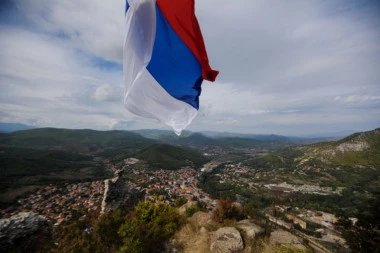 (VIDEO) Kamera usnimila huligane koji su hteli da zapale srpsku zastavu u Gračanici