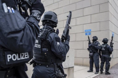 Skandal u Nemačkoj: Suspendovani policajci, delili svastike i slike izbeglica u gasnim komorama
