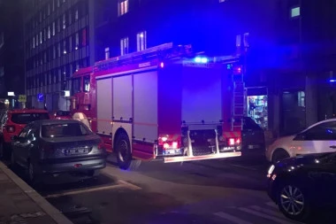 GORI KUĆA NA VOŽDOVCU: Požar u ulici Triše Kaclerovića (VIDEO)