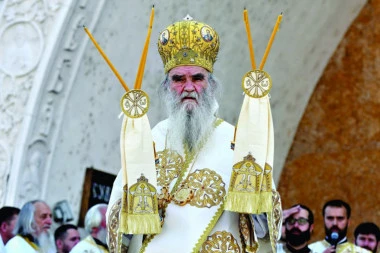 Amfilohije služio liturgiju u crkvi u Baru: Litije od danas ponovo na ulicama Crne Gore