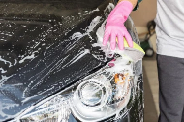 (VIDEO) DA NE POVERUJEŠ: Čovek benzinom prao auto, a razlog je neverovatan!