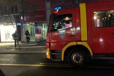 (FOTO) Izgoreo "opel", na intervenciji pet vatrogasaca